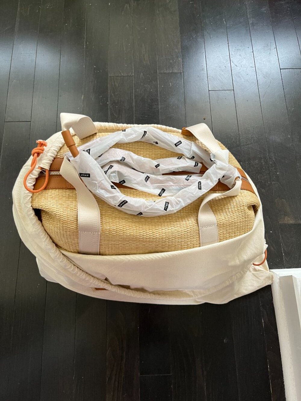 BNWT AWAY x white lotus weekender - Picture 2 of 4